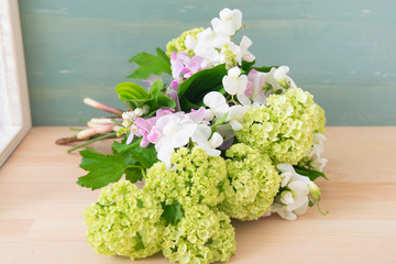 すずらんとビバーナムスノーボールのブーケ