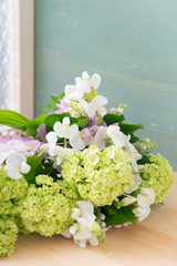 すずらんとビバーナムスノーボールのブーケ