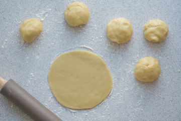 Step-by-step instructions for making bagel cookies for use in recipe illustrations. Balls of dough, blanks. step 2