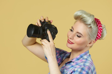 Obraz premium A photo of the pin-up girl with a photo camera