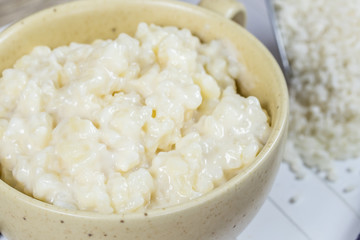 tasse de riz au lait sur une table