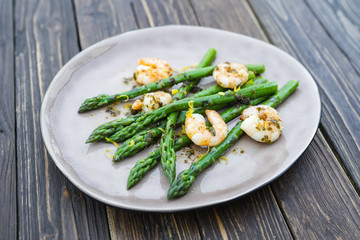Spargel mit Riesengarnelen in Knoblauch-Zitronen-Butter