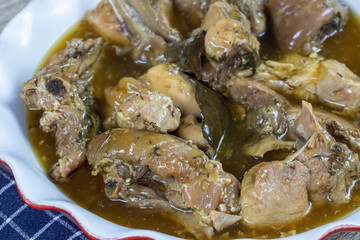 plat de morceaux de coq cuisiné à la bière 