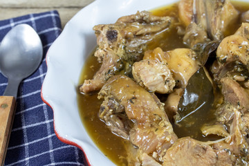 plat de morceaux de coq cuisiné à la bière 
