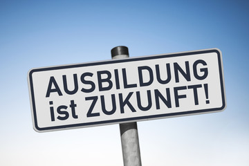 Metallschild mit der Devise: Ausbildung ist Zukunft!