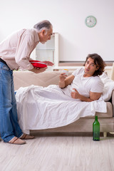 Obraz premium Man with drinking problem and the family