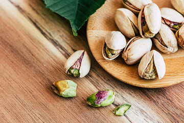 Délicieuses pistaches dans un bol sur la table en bois