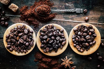Foto op Canvas Grains de café dans des bols en bois et arrière plan café moulu et épices © PicsArt