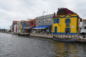 Fototapeta na wymiar day view of a canal with traditional Moliceiro boats in Aveiro