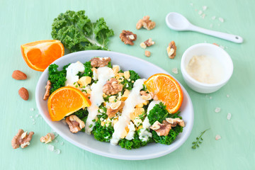 Nuss- Grünkohl- Salat mit Ei	