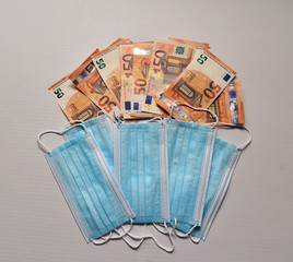 dinero y mascarillas