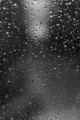 gotas de lluvia en ventana en blanco y negro
