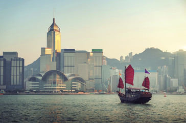 Naklejka premium Hong Kong harbour in sunset time