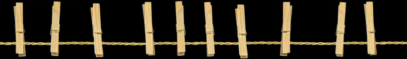 corde à linge avec pinces en bois sur fond noir 