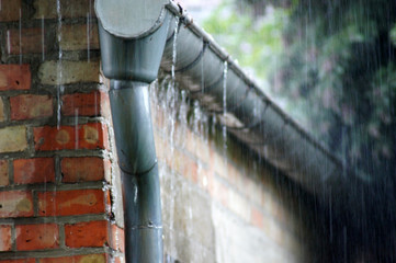Regen, Regenwasser, Regentropfen fließen vom Dach