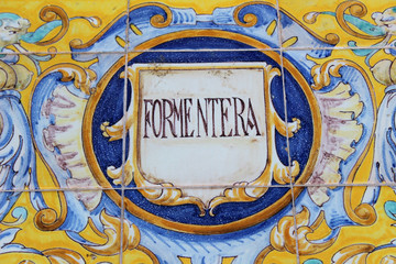 Azulejo sobre Formentera en la plaza de España de Sevilla