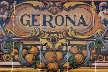 Azulejo sobre Gerona en la plaza de España de Sevilla