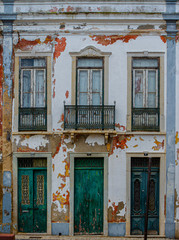 Fototapeta na wymiar old windows in Portugal