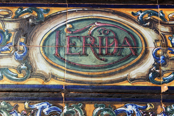 Azulejo sobre la ciudad Lérida en la plaza de España de Sevilla 