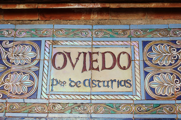 Azulejo sobre Oviedo en la Plaza de España de Sevilla	
