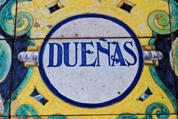 Azulejo sobre Dueñas en la plaza de España de Sevilla