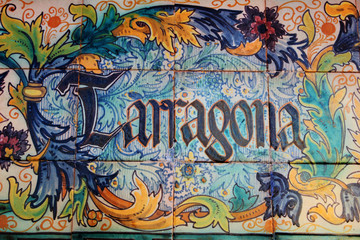 Azulejo sobre Tarragona en la plaza de España de Sevilla