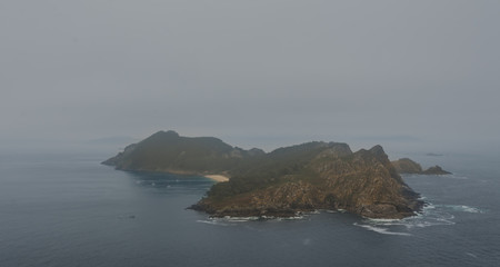 Fototapeta na wymiar view to island san martino in province pontevedra foggy day