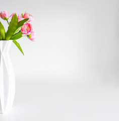 Kwiaty wazon bukiet tulipany kobieta prezent - obrazy, fototapety, plakaty