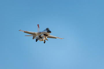 Fototapeta na wymiar 着陸態勢で飛行する戦闘機