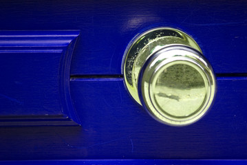 Türknauf aus Messing auf blauer Tür