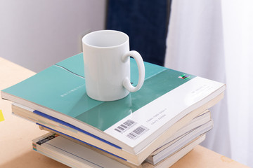 コーヒーカップと本
