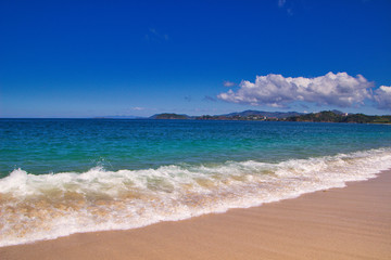 Playa paradisíaca en Costa Rica, Playa de agua azul turquesa.