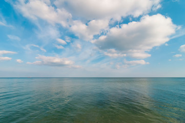 Fototapeta na wymiar Endless sea and blue sky with clouds