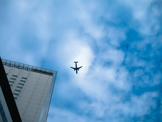 都会を低く飛ぶ旅客機