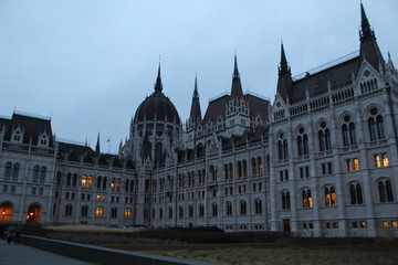 Fototapeta na wymiar hungarian parliament building in budapest in the evening