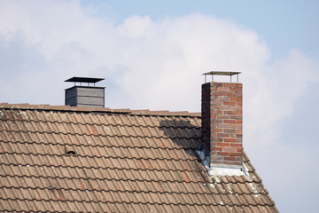 Hausdach mit Schornstein, Nordrhein-Westfalen, Deutschland, Europa