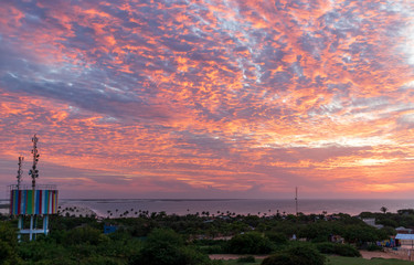 Naklejka premium Céu com cores quentes visto do Morro do Serrote em Jericoacoara, Ceará, Brasil.