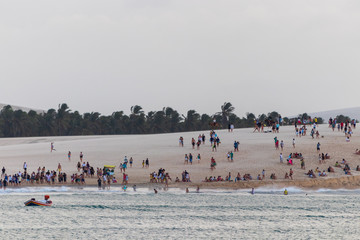 Pessoas descendo e subindo na Duna do Pôr do Sol em Jericoacoara.