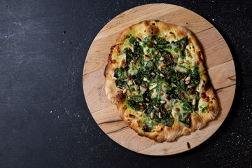 selbstgemachte vegetarische Pizza, Mascarpone, Babyspinat, Mozzarella, Parmesan, Pinienkerne, Studio