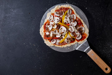 selbstgemachte Pizza, Tomatensauce, Parmesan, Mozzarella, Champignons, Paprika, Zwiebel, Speck, Studio