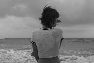 chica joven océano sensual