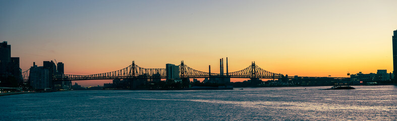 Obraz premium Sunrise of Manhattan Skyline from a boat