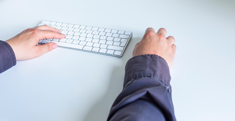 Klawiatura dłonie pisanie na klawiaturze pisać komputer