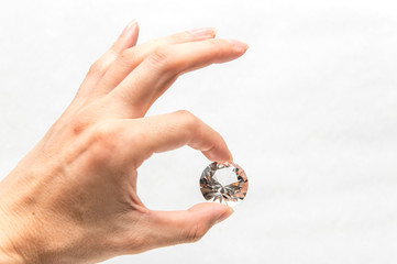 ダイヤモンドの輝き。ダイヤモンドを持つ手。 © lastpresent