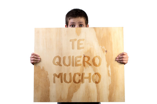 Ni&ntilde;o sostiene cartel que dice "Te Quiero Mucho"