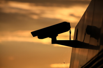 Überwachungskamera Silhouette vor Abendhimmel, öffentlicher Platz Hamburger Hafen