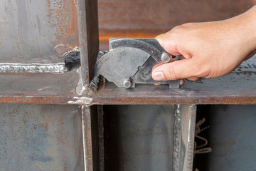 Using the welding gauge to measure the leg length of welding process Flux Cored Arc Welding (FCAW)