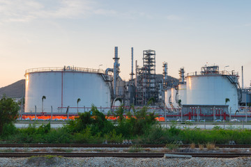 Obraz premium Oil Refinery factory in evening, Petroleum, petrochemical plant