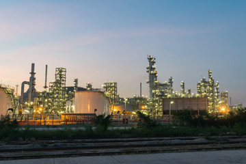 Obraz premium Oil Refinery factory in evening, Petroleum, petrochemical plant
