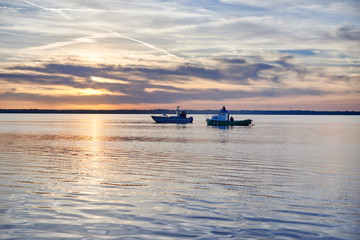 Naklejka premium Red sunset over the lake in mid-summer